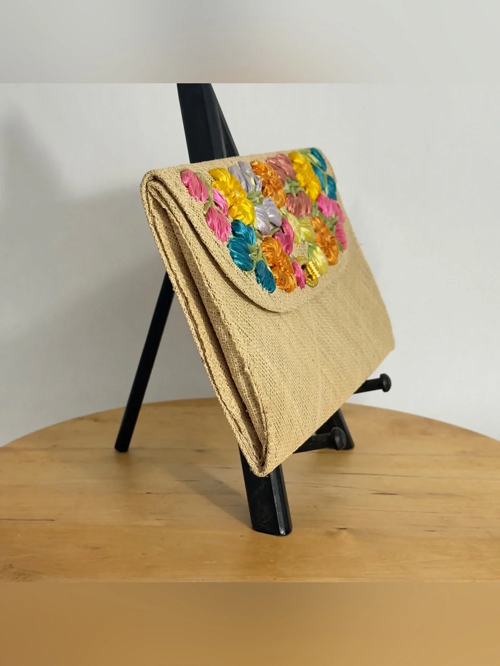 Vintage 1980’s Woven Raffia Straw Clutch Purse Turn-Lock Closure Floral Appliqué